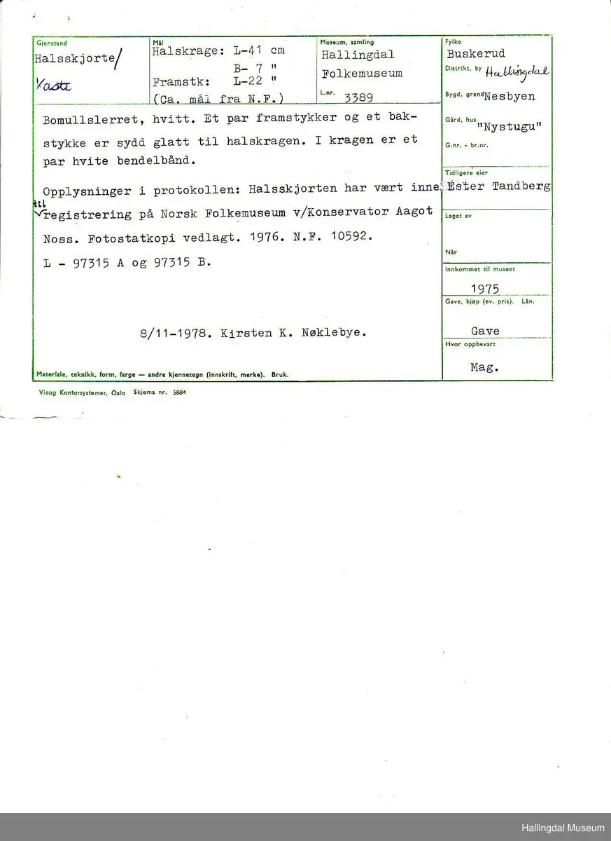 Bomullslerret hvitt håndsydd. Stående krage. Hold sammen framme med knyting av bendelbånd.