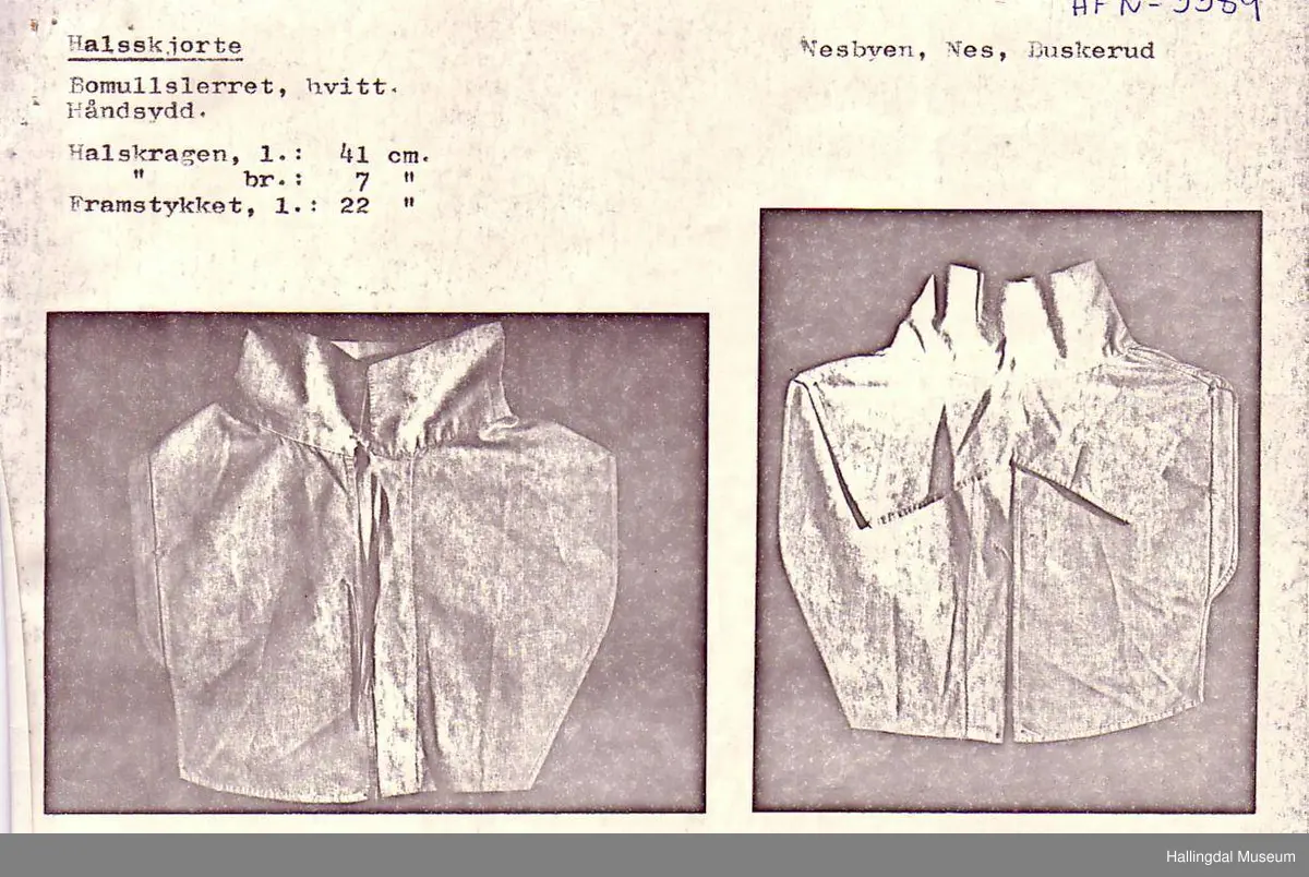 Bomullslerret hvitt håndsydd. Stående krage. Hold sammen framme med knyting av bendelbånd.