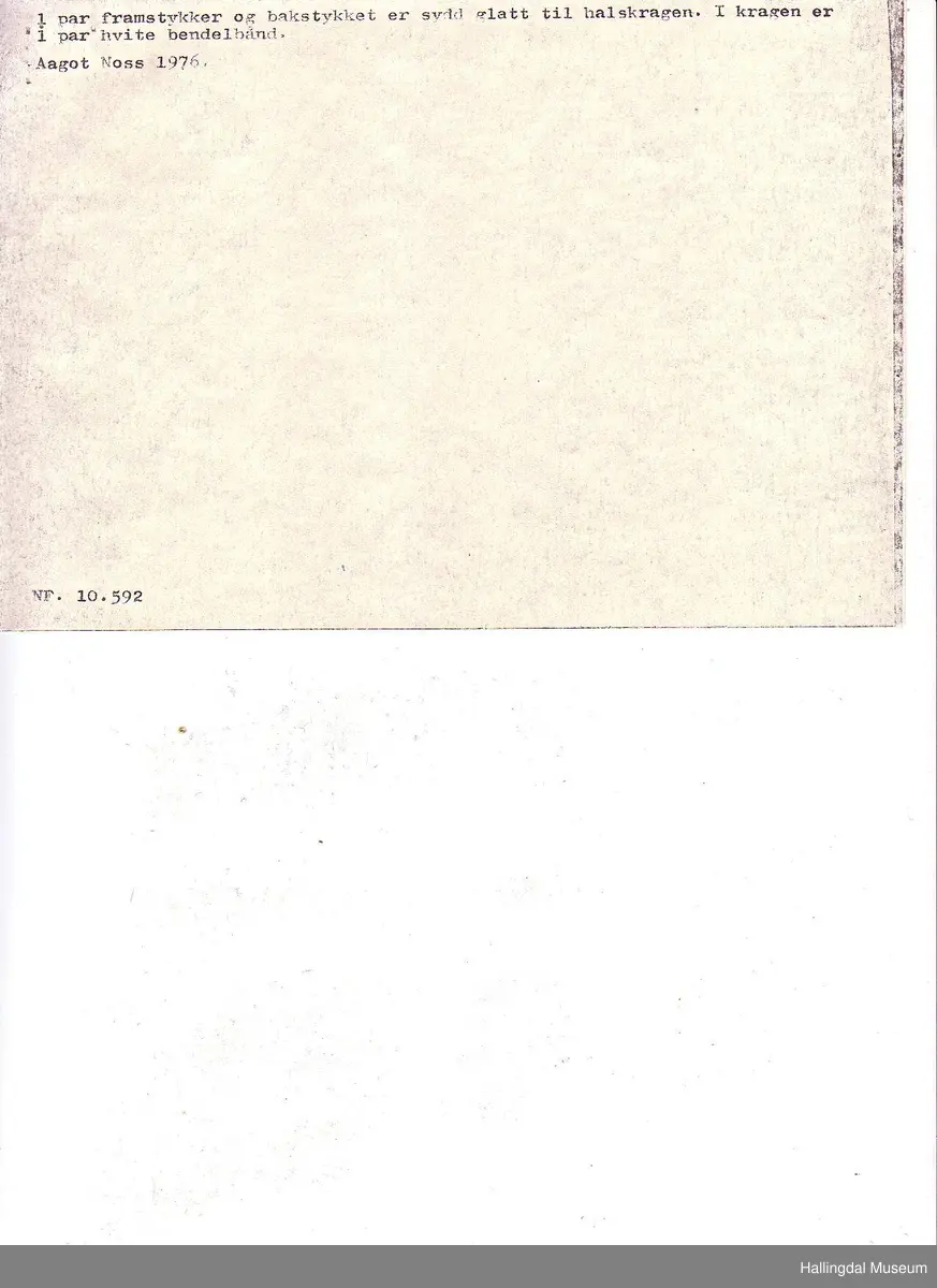 Bomullslerret hvitt håndsydd. Stående krage. Hold sammen framme med knyting av bendelbånd.