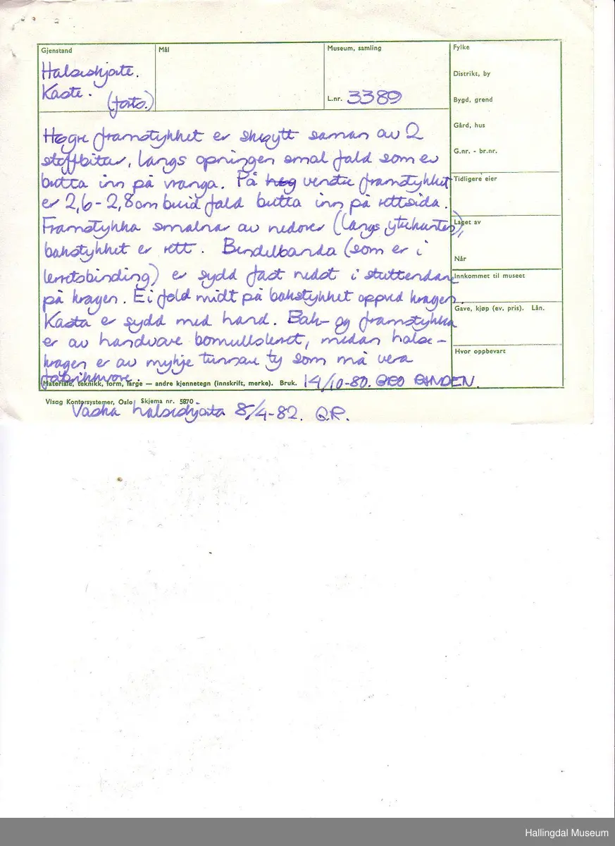 Bomullslerret hvitt håndsydd. Stående krage. Hold sammen framme med knyting av bendelbånd.