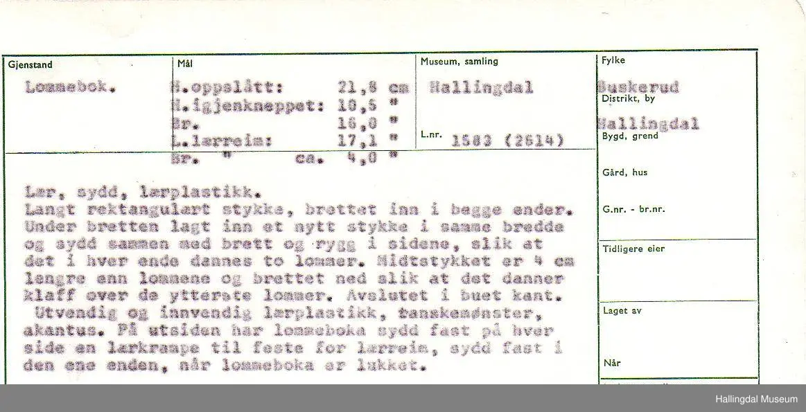 Lær, sydd. Langt rektangulært stykke brettet inn i begge ender. H oppslått: 21,8 cm, H gjenlukket: 17,1 cm, b lærreim: 4 cm.