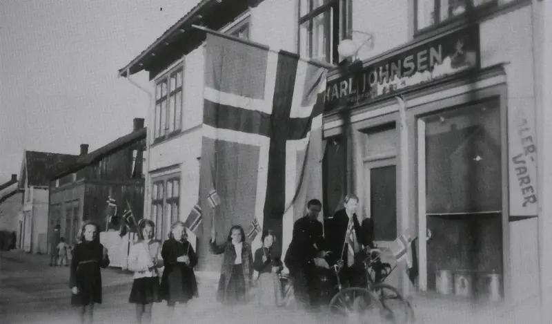 Lierstranda, 8. mai 1945, utenfor Karl Johnsens kolonialforretning.