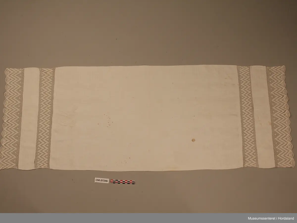 Pyntehandduk for kjøkken, med mønster i begge ender. Hekla border og kantar. Monogram.