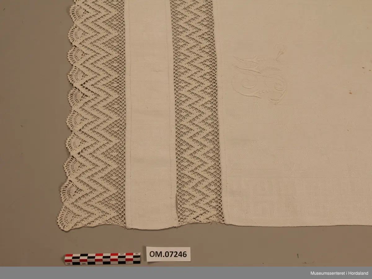 Pyntehandduk for kjøkken, med mønster i begge ender. Hekla border og kantar. Monogram.