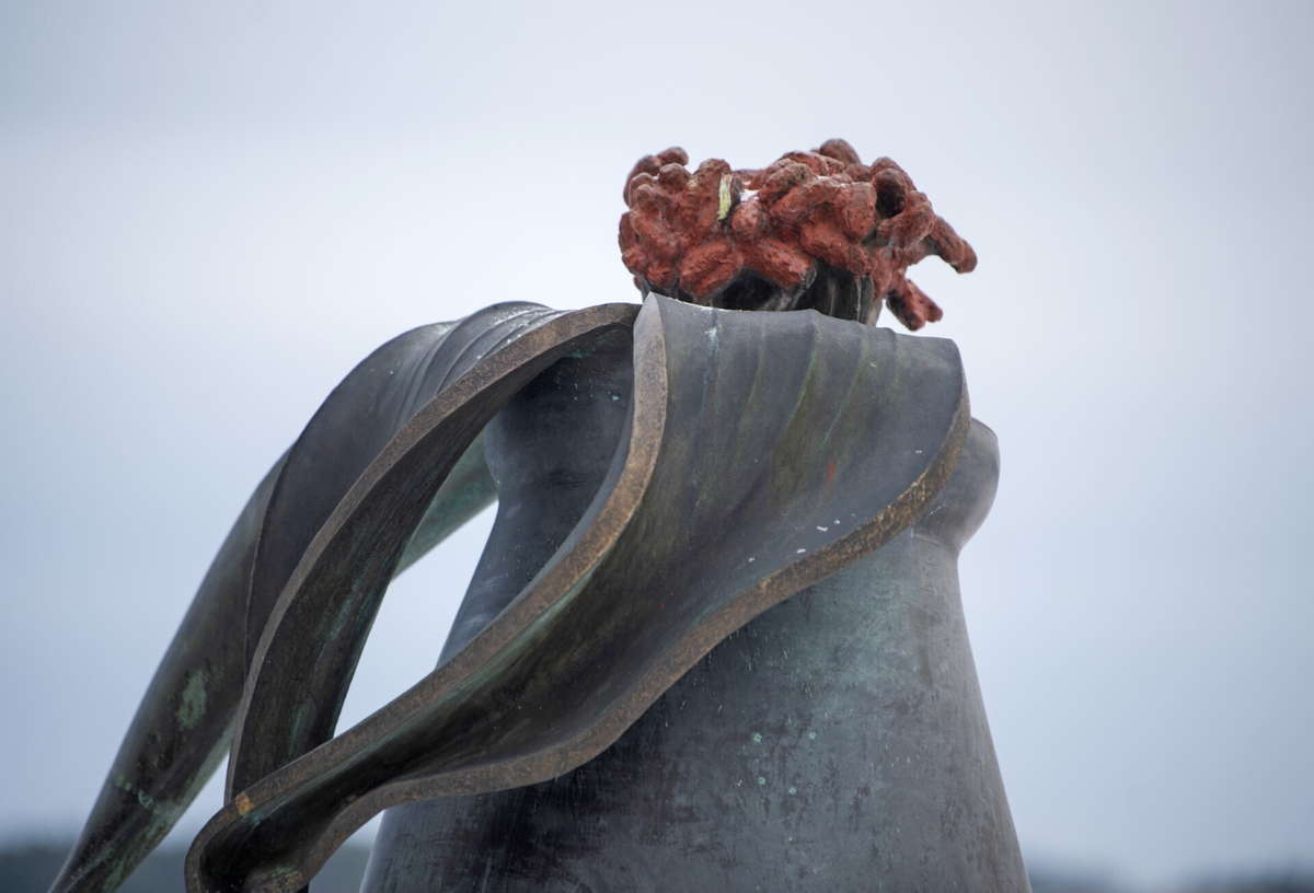 Om konstverket

Vid Brukstorget står ännu ett nypon som symbol för god hälsa och ett långt liv för de boende i Tollare. Delar du ett nypon så innehåller den ett litet samhälle av frön, symboliskt för det samhälle som nu växer upp i Tollare.

Om konstnären

Detta skriver Bonava om konsten på sin hemsida:
Det är år 1403 och Jöns Pedersson har just blivit ägare till ett fint litet torp. Omgivet av 550 tunnland mark vid Lännerstasundet finns det gott om bete för kreatur och en liten täppa för att odla för husbehov. Här växer också några fruktträd och torpet omges av blommande nyponbuskar, en medicinalväxt på den tiden. Torparen Jöns stiger i graderna och kommer senare att bli borgmästare i Stockholm under namnet Johannes Petri. Det är arvet efter Jöns som nu blivit konst hemma i Tollare i Nacka. Välkommen på en rundtur.