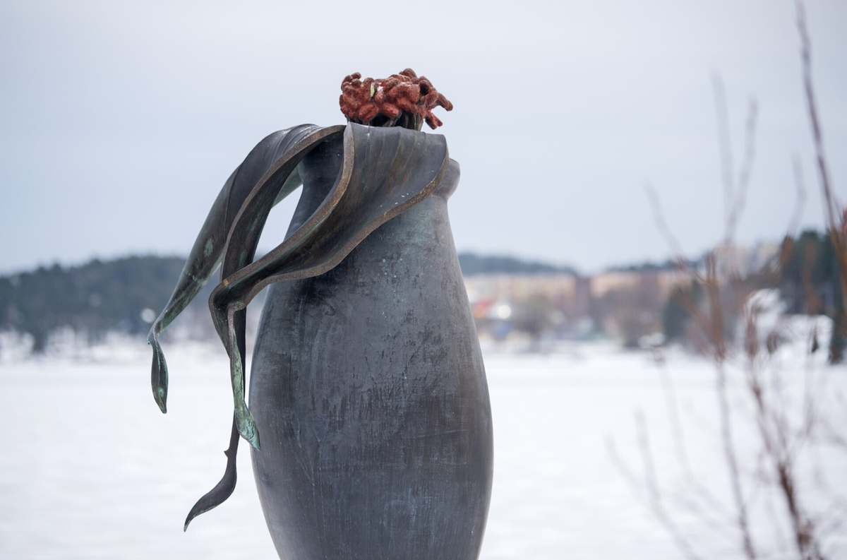 Om konstverket

Vid Brukstorget står ännu ett nypon som symbol för god hälsa och ett långt liv för de boende i Tollare. Delar du ett nypon så innehåller den ett litet samhälle av frön, symboliskt för det samhälle som nu växer upp i Tollare.

Om konstnären

Detta skriver Bonava om konsten på sin hemsida:
Det är år 1403 och Jöns Pedersson har just blivit ägare till ett fint litet torp. Omgivet av 550 tunnland mark vid Lännerstasundet finns det gott om bete för kreatur och en liten täppa för att odla för husbehov. Här växer också några fruktträd och torpet omges av blommande nyponbuskar, en medicinalväxt på den tiden. Torparen Jöns stiger i graderna och kommer senare att bli borgmästare i Stockholm under namnet Johannes Petri. Det är arvet efter Jöns som nu blivit konst hemma i Tollare i Nacka. Välkommen på en rundtur.