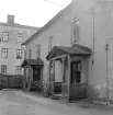 Gårdsinteriör från Kungsgatan 7 i Linköping. Miljön dokumenterad 1972 av Östergötlands museum kort förre rivning.