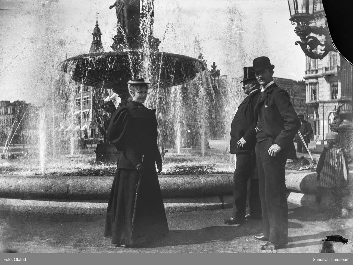 Tyra Lindahl, senare gift Öhman, vid Vängåvan tillsammans med två herrar. På negativkuvertet står: "Herrar Berg och Grafström o Tyra 6 maj 1895".