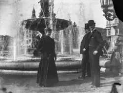 Tyra Lindahl, senare gift Öhman, vid Vängåvan tillsammans med två herrar. På negativkuvertet står: "Herrar Berg och Grafström o Tyra 6 maj 1895".