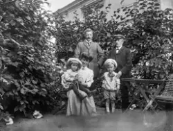 Carl Theodor Lindahl, hans yngsta dotter Elsa samt hennes make rådman Bror Brinck i trädgården vid villan på Åkersvik (mellan Västra Domsaga och Kronohäktet). De två barnen är sannolikt två av Lindahls barnbarn.