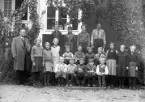 Foto av en skolklass med lärare, som samlats utanför skolan.