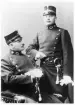Konstaplarna Theodor Johansson och Manfred Lundin, ca 1912.
Knäbild, halvprofil. Ateljéfoto.