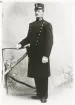 Extra ordinarie poliskonstapel Arvid Petrusson, Växjö, 1902.
Helfigur, halvprofil. Ateljéfoto.