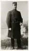 Poliskonstapel Arvid Petrusson, Växjö, 1912.
Helfigur, halvprofil. Ateljéfoto.