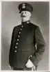 Poliskonstapel Arvid Petrusson, Växjö, ca 1935.
Knäbild, halvprofil. Ateljéfoto.