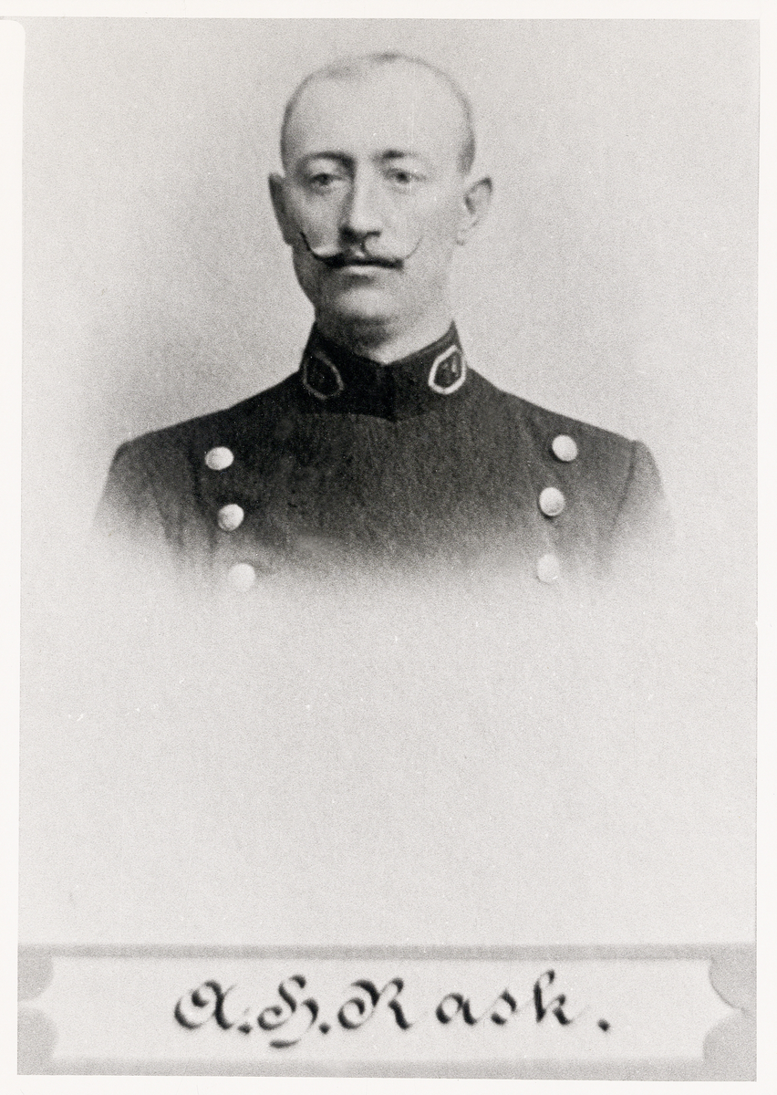 Poliskonstapel Axel Hj. Rask, Växjö, 1904.
Bröstbild, halvprofil. Ateljéfoto.
Jfr PMV0001.