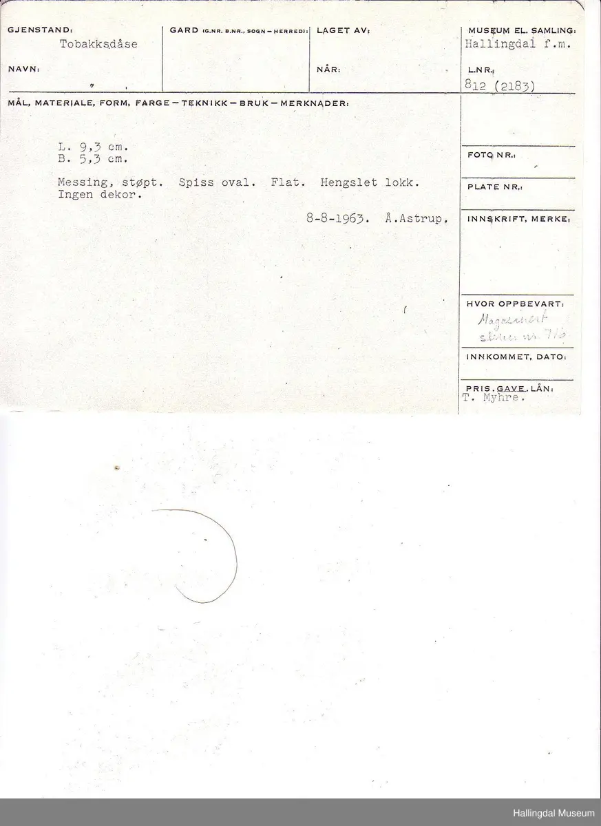 Messing, støpt. Oval, flat bunn, svakt hvelvet. Hengslet lokk. Ingen dekor. L: 9,3 cm, B: 5,3 cm.
