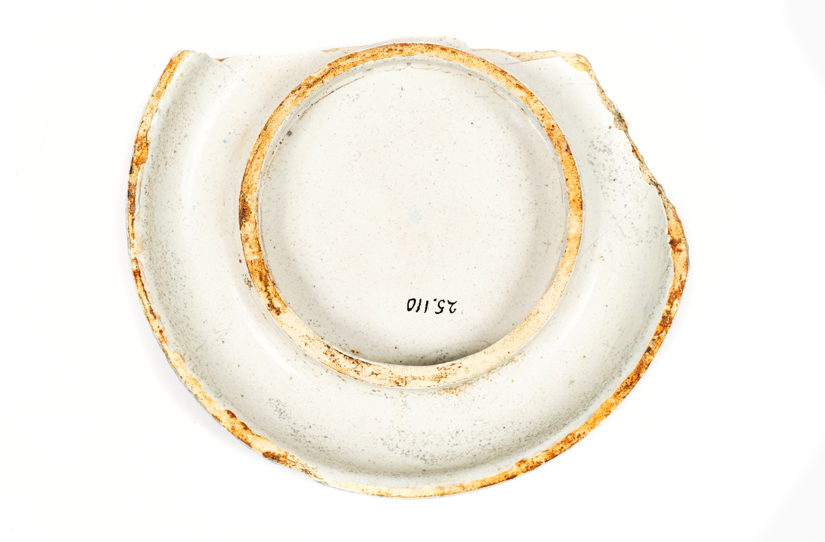 Fyndnr. 50, fyndplats: SB5, aktra SB-hörnet
omg. 2
Kinesiserande motiv, blommor och figurer cirkelbårdsdekor på knoppen.