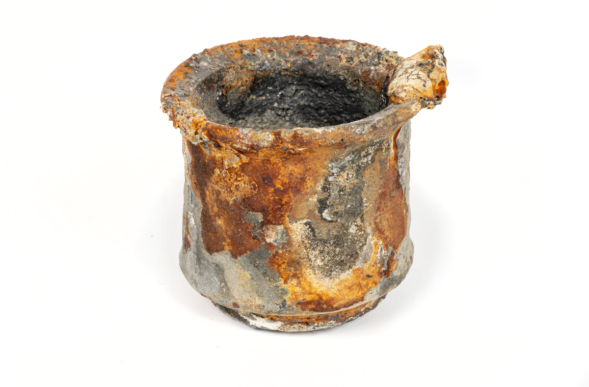 Keramikbägare från flöjtskeppet ANNA MARIA.