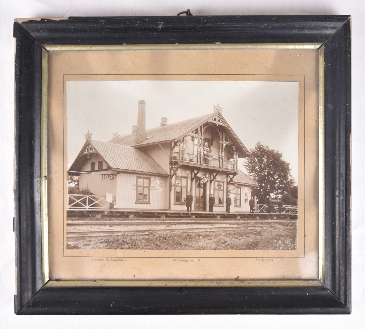 Innrammet fotografi av Årnes stasjon ved Kongsvingerbanen.