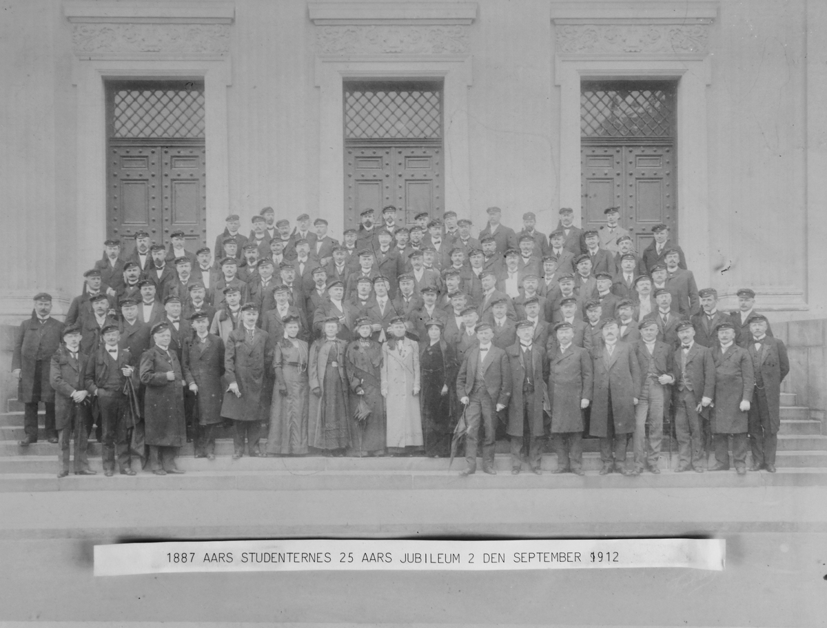 Innrammet fotografi av 25-årsjubileeet til 101 studenter fra 1887. Liste med navn står bakpå bildet.