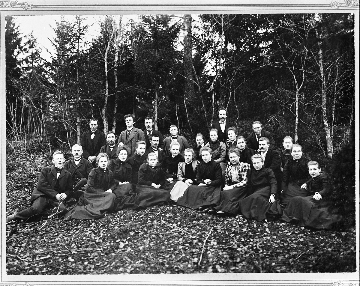Dahl Sangforening 1899 - 1903.  Dirigent Ola Eide, lærer ved skolen.  En antar at dette sangkoret var et av de eldste (kanskje det første) i Kolbu.  De hadde sine øvelser på gamle Dahl skole.  Sangerne kjøpte for egne penger et godt husorgel, og dette har sin egen historie:  Da sangkoret ble oppløst, ble orgelet i årevis brukt til skoleorgel.  Etter at Aas kirke brant, ble orgelet utlånt til Håkonshallen og brukt til kirkeorgel.  Deretter stod det en tid på Nerseth.  Så ble det reparert hos orgelbygger Berntsen og tatt i bruk på Dahl nye skole.  Nå står orgelet på Moen skole. men passer vel best på Steinberg-museet.  Det finnes et ganske godt bilde av sangkoret på Dahl.
Sittende foran fra vestre: 1. Nils eller Ole Molstad, 2. ukjent, 3. Bertha Lundstad, 4. Mally Ekelund Viken, 5. Marie Rognstad, 6. Martha Paulseth, 7. Karen Bonderud, 8. Andrine Stikbakke, 9. Hanna Ekelund Alm.
I midten fra venstre: 1. Hans Bonderud, 2. Anders N. Nerseth, 3. Olga Stikbakke, 4. Lærer Ola Eide, dirigent, 5. Magda Korsvoldhagen ? 6. Birgit Stikbakke, 7. Pauline Aslakrud ? 8. Nathalie Dahl Lagerloff, 9. Bramine Bonderud, 10. Helmer H. Dahl, 11. Mathilde Bonderud, 12. Helmine Glæserud ?.
Bak fra venstre:  1. Johannes M Dahl, 2. Klaus K. Øverseth, 3. Paul Stikbakke, 4. Petter Stikbakke, 5. Ole P. Lundstad, 6. Anton Molstad.
Helmer Dahl var ikke med på dette bildet.