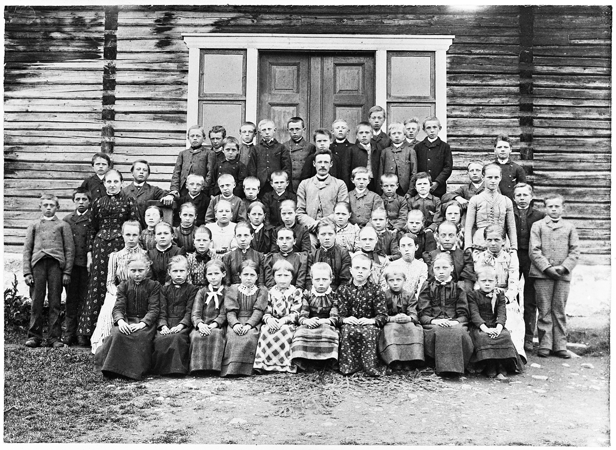Bilde fra Dahl 3-delte skole i Kolbu.
Læreren i midten på bildet må være Karl Gustav Øfstaas.  Han var konstituert som lærer på skolen fra 1892 til 1894.
Det eneste informanten drar kjensel på er Helga Aaserud i 1. rekke, Eline og Klaus Øverseth stående til høyre og helt bakerst Anders Flaen.