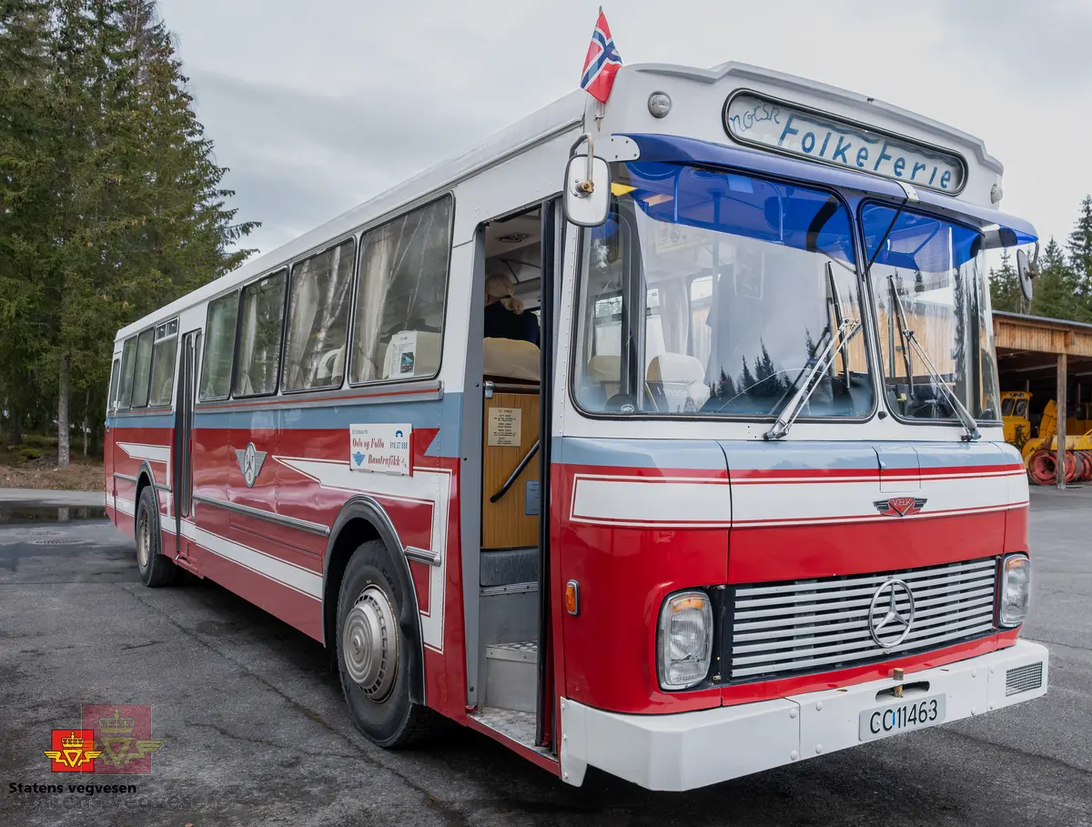 Mercedes-Benz O 317 buss, 2-akslet, har tvillinghjul på bakre aksel. Utvendige farger er rød, hvit og grå. I hovedsak rød, hvit, brun og grå innvendig. Hvite gardiner. Bussen har 45 sitteplasser og 5 ståplasser. Dieseldrevet 6-sylindret motor (underliggende) av typen OM 346h, den har et slagvolum på 10809 cm3 og yter 210 hk (151,41 kW). Bussen har blitt omlakkert utvendig tre ganger og noen karosseriplater er byttet på nedre del, ellers er det meste som levert ny i 1971. Noen stoler er skrudd løs og fjernet for å få plass til to bord.
Kilometerstand 115387 km. Original dekkdimensjon rundt om skal være 11.00-20.
Utbedringer som er utført i senere tid er nytt eksosanlegg, rep av motorbrems og utskiftning av stag/ foringer på bakaksel. Bussen har fire punkterte sidevinduer og noen vinduer trenger bedre tetning i overkant.
