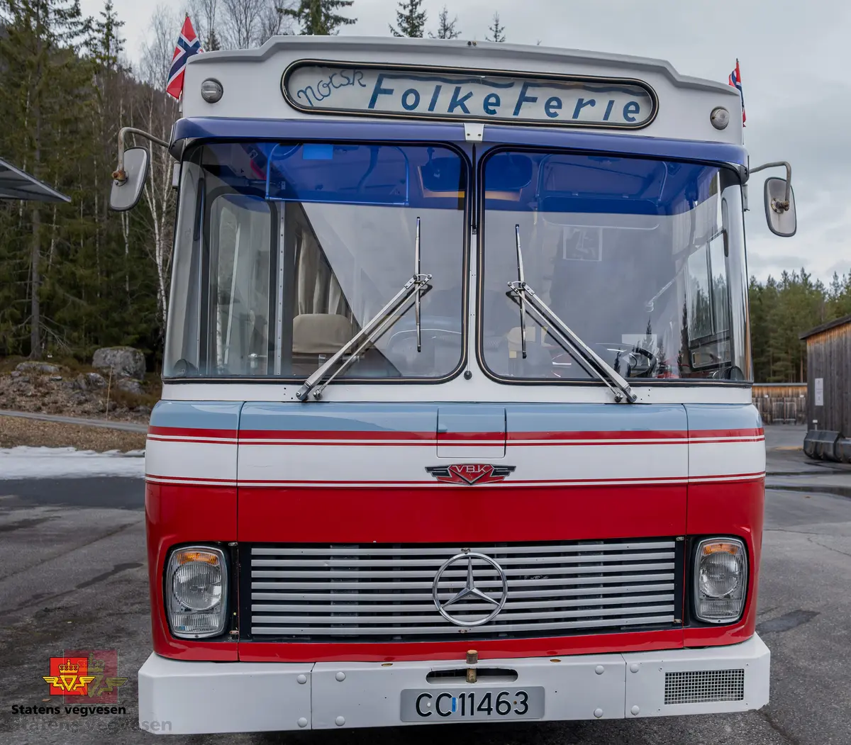 Mercedes-Benz O 317 buss, 2-akslet, har tvillinghjul på bakre aksel. Utvendige farger er rød, hvit og grå. I hovedsak rød, hvit, brun og grå innvendig. Hvite gardiner. Bussen har 45 sitteplasser og 5 ståplasser. Dieseldrevet 6-sylindret motor (underliggende) av typen OM 346h, den har et slagvolum på 10809 cm3 og yter 210 hk (151,41 kW). Bussen har blitt omlakkert utvendig tre ganger og noen karosseriplater er byttet på nedre del, ellers er det meste som levert ny i 1971. Noen stoler er skrudd løs og fjernet for å få plass til to bord.
Kilometerstand 115387 km. Original dekkdimensjon rundt om skal være 11.00-20.
Utbedringer som er utført i senere tid er nytt eksosanlegg, rep av motorbrems og utskiftning av stag/ foringer på bakaksel. Bussen har fire punkterte sidevinduer og noen vinduer trenger bedre tetning i overkant.