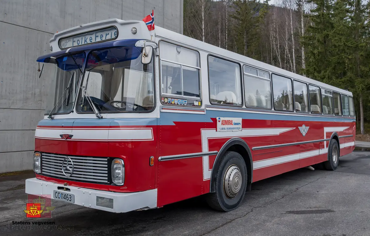 Mercedes-Benz O 317 buss, 2-akslet, har tvillinghjul på bakre aksel. Utvendige farger er rød, hvit og grå. I hovedsak rød, hvit, brun og grå innvendig. Hvite gardiner. Bussen har 45 sitteplasser og 5 ståplasser. Dieseldrevet 6-sylindret motor (underliggende) av typen OM 346h, den har et slagvolum på 10809 cm3 og yter 210 hk (151,41 kW). Bussen har blitt omlakkert utvendig tre ganger og noen karosseriplater er byttet på nedre del, ellers er det meste som levert ny i 1971. Noen stoler er skrudd løs og fjernet for å få plass til to bord.
Kilometerstand 115387 km. Original dekkdimensjon rundt om skal være 11.00-20.
Utbedringer som er utført i senere tid er nytt eksosanlegg, rep av motorbrems og utskiftning av stag/ foringer på bakaksel. Bussen har fire punkterte sidevinduer og noen vinduer trenger bedre tetning i overkant.