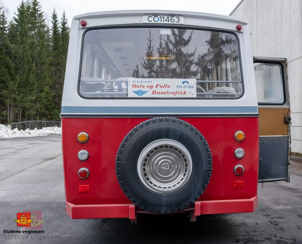 Mercedes-Benz O 317 buss, 2-akslet, har tvillinghjul på bakre aksel. Utvendige farger er rød, hvit og grå. I hovedsak rød, hvit, brun og grå innvendig. Hvite gardiner. Bussen har 45 sitteplasser og 5 ståplasser. Dieseldrevet 6-sylindret motor (underliggende) av typen OM 346h, den har et slagvolum på 10809 cm3 og yter 210 hk (151,41 kW). Bussen har blitt omlakkert utvendig tre ganger og noen karosseriplater er byttet på nedre del, ellers er det meste som levert ny i 1971. Noen stoler er skrudd løs og fjernet for å få plass til to bord.
Kilometerstand 115387 km. Original dekkdimensjon rundt om skal være 11.00-20.
Utbedringer som er utført i senere tid er nytt eksosanlegg, rep av motorbrems og utskiftning av stag/ foringer på bakaksel. Bussen har fire punkterte sidevinduer og noen vinduer trenger bedre tetning i overkant.