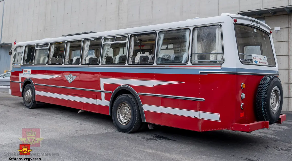 Mercedes-Benz O 317 buss, 2-akslet, har tvillinghjul på bakre aksel. Utvendige farger er rød, hvit og grå. I hovedsak rød, hvit, brun og grå innvendig. Hvite gardiner. Bussen har 45 sitteplasser og 5 ståplasser. Dieseldrevet 6-sylindret motor (underliggende) av typen OM 346h, den har et slagvolum på 10809 cm3 og yter 210 hk (151,41 kW). Bussen har blitt omlakkert utvendig tre ganger og noen karosseriplater er byttet på nedre del, ellers er det meste som levert ny i 1971. Noen stoler er skrudd løs og fjernet for å få plass til to bord.
Kilometerstand 115387 km. Original dekkdimensjon rundt om skal være 11.00-20.
Utbedringer som er utført i senere tid er nytt eksosanlegg, rep av motorbrems og utskiftning av stag/ foringer på bakaksel. Bussen har fire punkterte sidevinduer og noen vinduer trenger bedre tetning i overkant.