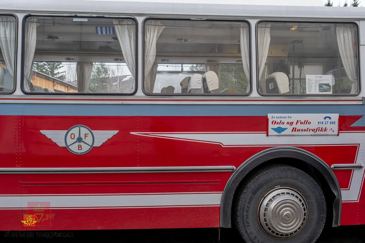 Mercedes-Benz O 317 buss, 2-akslet, har tvillinghjul på bakre aksel. Utvendige farger er rød, hvit og grå. I hovedsak rød, hvit, brun og grå innvendig. Hvite gardiner. Bussen har 45 sitteplasser og 5 ståplasser. Dieseldrevet 6-sylindret motor (underliggende) av typen OM 346h, den har et slagvolum på 10809 cm3 og yter 210 hk (151,41 kW). Bussen har blitt omlakkert utvendig tre ganger og noen karosseriplater er byttet på nedre del, ellers er det meste som levert ny i 1971. Noen stoler er skrudd løs og fjernet for å få plass til to bord.
Kilometerstand 115387 km. Original dekkdimensjon rundt om skal være 11.00-20.
Utbedringer som er utført i senere tid er nytt eksosanlegg, rep av motorbrems og utskiftning av stag/ foringer på bakaksel. Bussen har fire punkterte sidevinduer og noen vinduer trenger bedre tetning i overkant.
