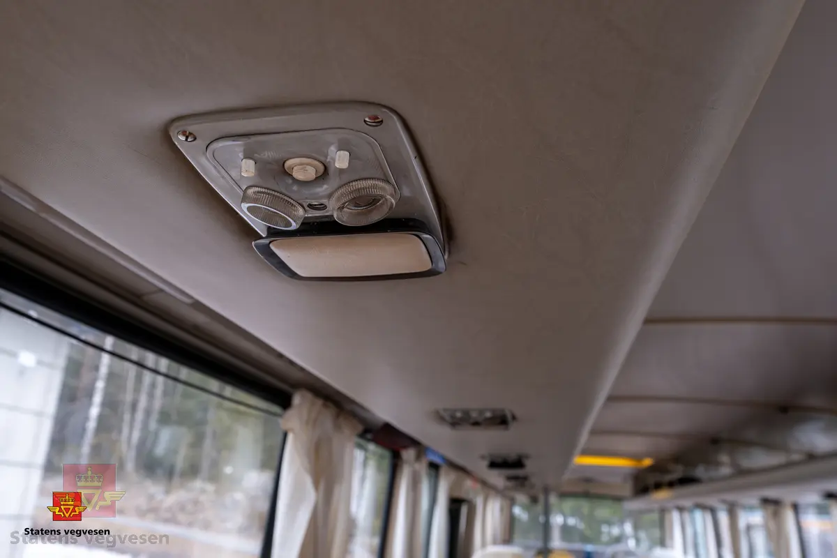 Mercedes-Benz O 317 buss, 2-akslet, har tvillinghjul på bakre aksel. Utvendige farger er rød, hvit og grå. I hovedsak rød, hvit, brun og grå innvendig. Hvite gardiner. Bussen har 45 sitteplasser og 5 ståplasser. Dieseldrevet 6-sylindret motor (underliggende) av typen OM 346h, den har et slagvolum på 10809 cm3 og yter 210 hk (151,41 kW). Bussen har blitt omlakkert utvendig tre ganger og noen karosseriplater er byttet på nedre del, ellers er det meste som levert ny i 1971. Noen stoler er skrudd løs og fjernet for å få plass til to bord.
Kilometerstand 115387 km. Original dekkdimensjon rundt om skal være 11.00-20.
Utbedringer som er utført i senere tid er nytt eksosanlegg, rep av motorbrems og utskiftning av stag/ foringer på bakaksel. Bussen har fire punkterte sidevinduer og noen vinduer trenger bedre tetning i overkant.