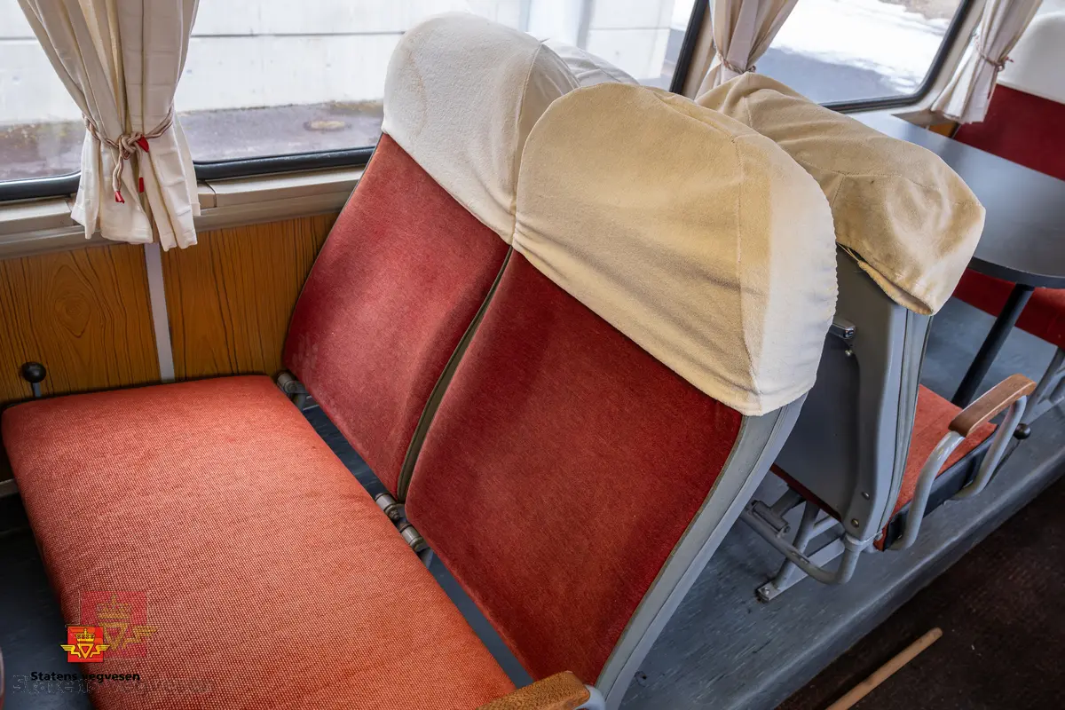 Mercedes-Benz O 317 buss, 2-akslet, har tvillinghjul på bakre aksel. Utvendige farger er rød, hvit og grå. I hovedsak rød, hvit, brun og grå innvendig. Hvite gardiner. Bussen har 45 sitteplasser og 5 ståplasser. Dieseldrevet 6-sylindret motor (underliggende) av typen OM 346h, den har et slagvolum på 10809 cm3 og yter 210 hk (151,41 kW). Bussen har blitt omlakkert utvendig tre ganger og noen karosseriplater er byttet på nedre del, ellers er det meste som levert ny i 1971. Noen stoler er skrudd løs og fjernet for å få plass til to bord.
Kilometerstand 115387 km. Original dekkdimensjon rundt om skal være 11.00-20.
Utbedringer som er utført i senere tid er nytt eksosanlegg, rep av motorbrems og utskiftning av stag/ foringer på bakaksel. Bussen har fire punkterte sidevinduer og noen vinduer trenger bedre tetning i overkant.