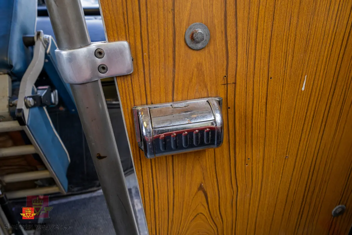 Mercedes-Benz O 317 buss, 2-akslet, har tvillinghjul på bakre aksel. Utvendige farger er rød, hvit og grå. I hovedsak rød, hvit, brun og grå innvendig. Hvite gardiner. Bussen har 45 sitteplasser og 5 ståplasser. Dieseldrevet 6-sylindret motor (underliggende) av typen OM 346h, den har et slagvolum på 10809 cm3 og yter 210 hk (151,41 kW). Bussen har blitt omlakkert utvendig tre ganger og noen karosseriplater er byttet på nedre del, ellers er det meste som levert ny i 1971. Noen stoler er skrudd løs og fjernet for å få plass til to bord.
Kilometerstand 115387 km. Original dekkdimensjon rundt om skal være 11.00-20.
Utbedringer som er utført i senere tid er nytt eksosanlegg, rep av motorbrems og utskiftning av stag/ foringer på bakaksel. Bussen har fire punkterte sidevinduer og noen vinduer trenger bedre tetning i overkant.