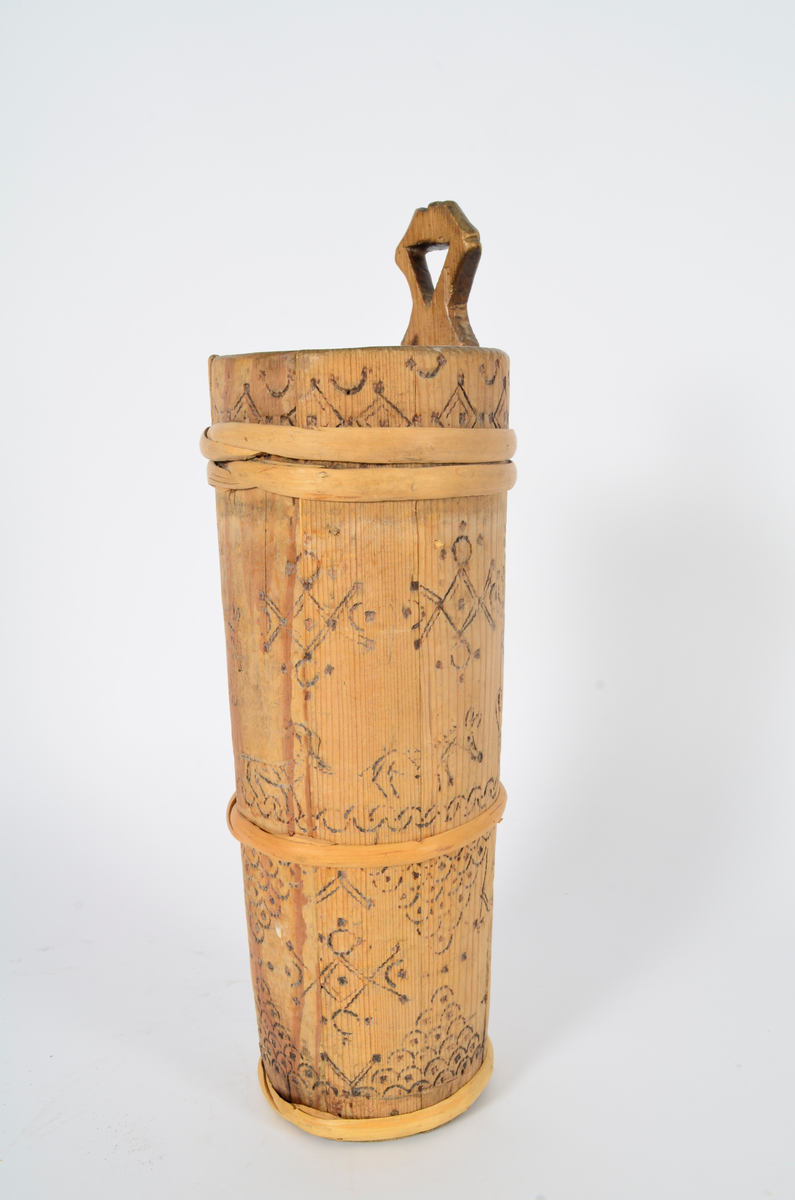 Kjerne (kinne) i furu. Lagget. En gjord nede, en på midten og to oppe, av nyere dato. Hele kjerna er dekorert med sviornamentikk med dyre- og menneskebilder.