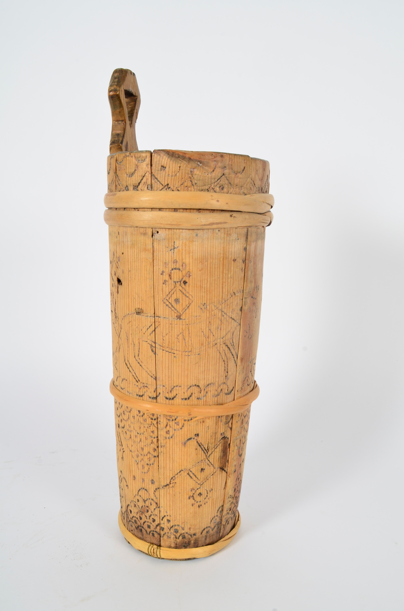 Kjerne (kinne) i furu. Lagget. En gjord nede, en på midten og to oppe, av nyere dato. Hele kjerna er dekorert med sviornamentikk med dyre- og menneskebilder.