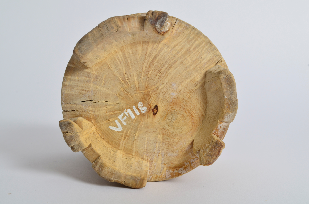 Sukkerkopp (?) i valbjørk. Dreid. Sylindrisk form, flat bunn. Rundt øverste kant, markerte dreiespor. Nederst, en innskåret, smal siksakbord. Står på tre bein som er skåret ut som liggende løver.