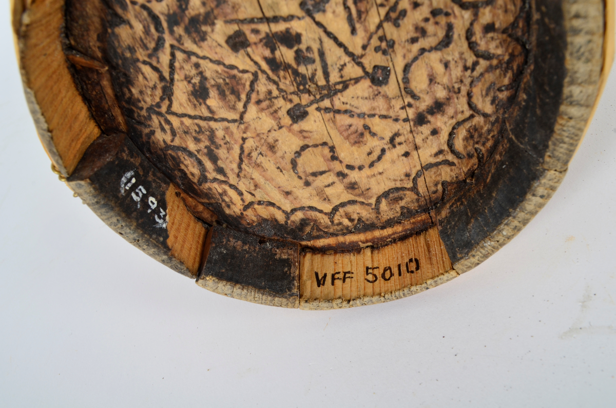 Kjerne (kinne) i furu. Lagget. En gjord nede, en på midten og to oppe, av nyere dato. Hele kjerna er dekorert med sviornamentikk med dyre- og menneskebilder.