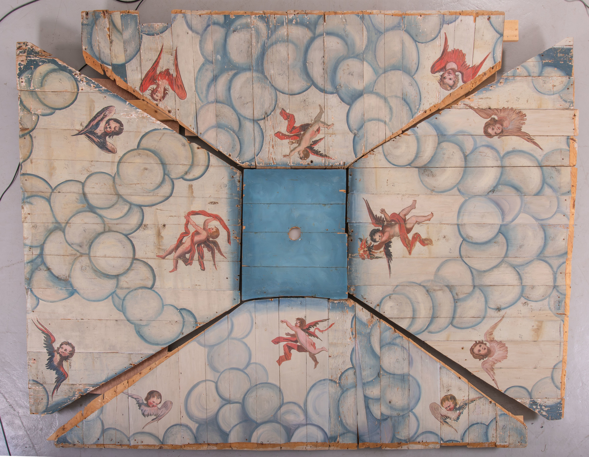 Himling i treverkt med  dekormalerier i rokokkostil av engler og skyer. Det midterste feltet er blått. De firefeltene rundt settes sammen litt på skrått slik at får en konkav konstruksjon.