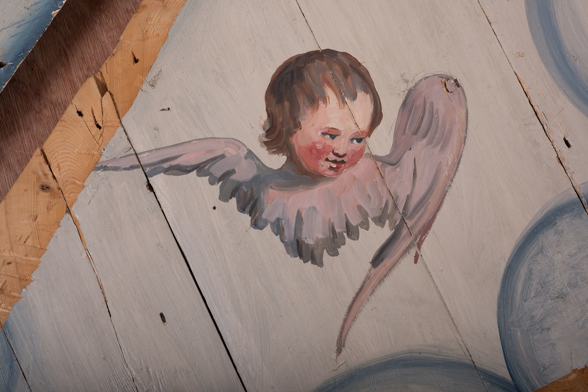 Himling i treverkt med  dekormalerier i rokokkostil av engler og skyer. Det midterste feltet er blått. De firefeltene rundt settes sammen litt på skrått slik at får en konkav konstruksjon.