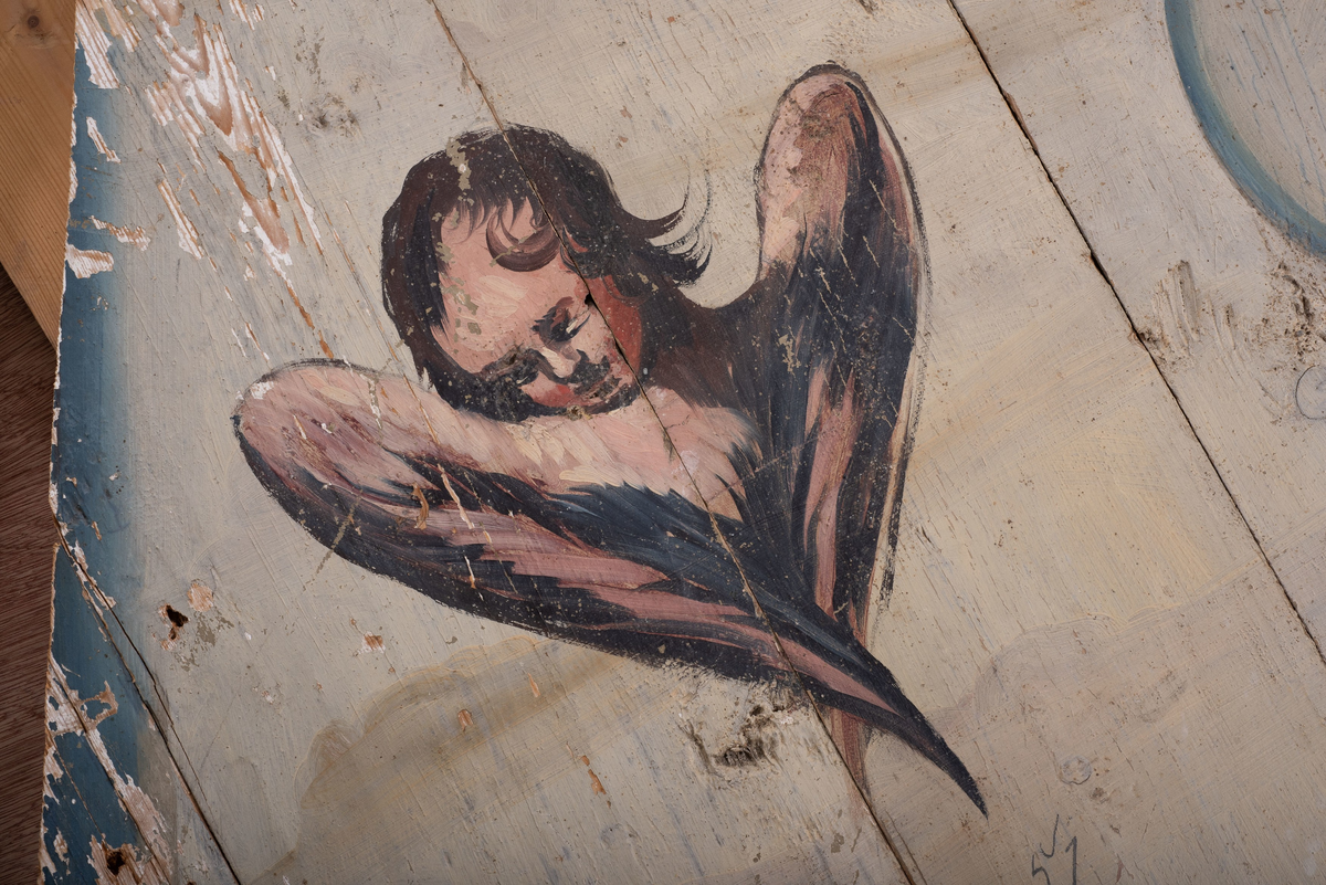 Himling i treverkt med  dekormalerier i rokokkostil av engler og skyer. Det midterste feltet er blått. De firefeltene rundt settes sammen litt på skrått slik at får en konkav konstruksjon.