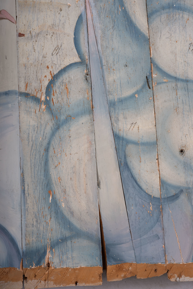 Himling i treverkt med  dekormalerier i rokokkostil av engler og skyer. Det midterste feltet er blått. De firefeltene rundt settes sammen litt på skrått slik at får en konkav konstruksjon.