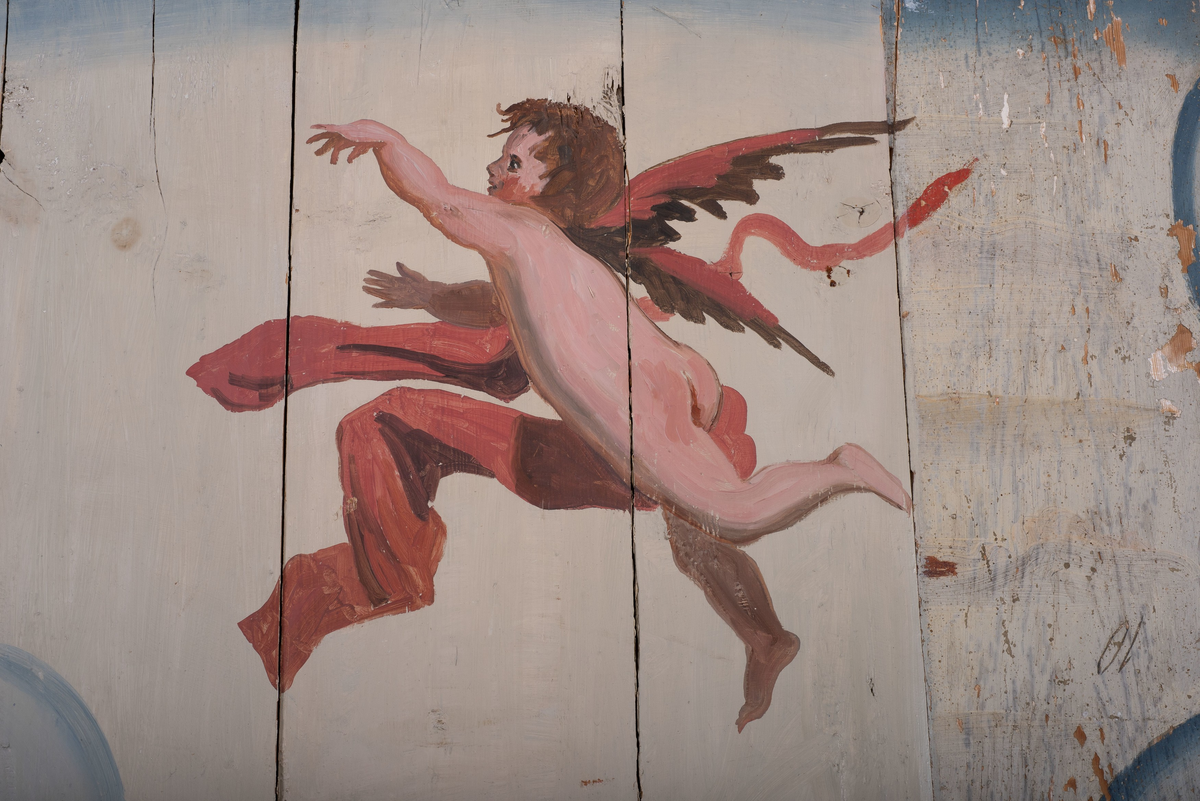 Himling i treverkt med  dekormalerier i rokokkostil av engler og skyer. Det midterste feltet er blått. De firefeltene rundt settes sammen litt på skrått slik at får en konkav konstruksjon.