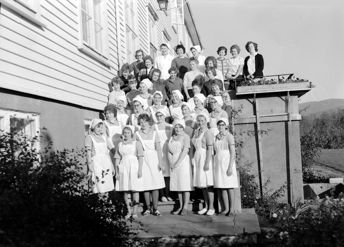 Halsa husmorskole. 1964. Fra fotoarkivet etter portrettfotograf Claus Monge. Museet overtok arkivet sommeren 2011.
