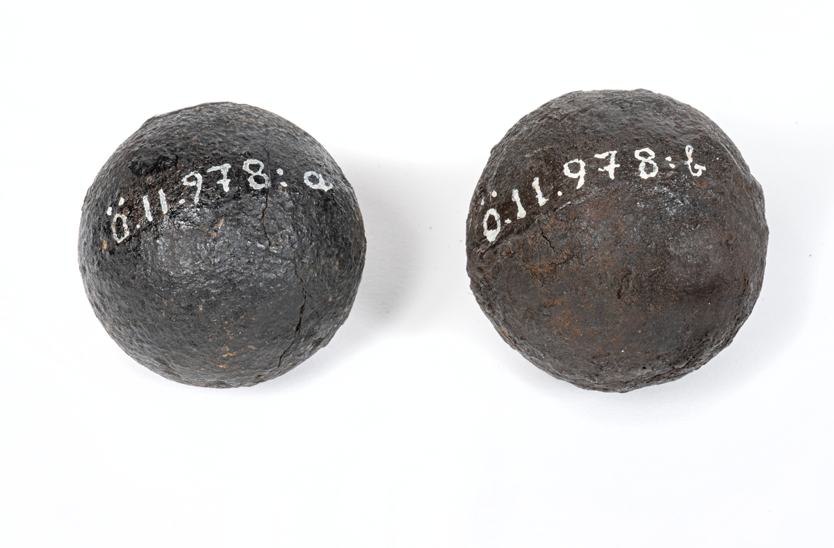 Kanonkula av gjutjärn med gjutskarv. Utrostad.