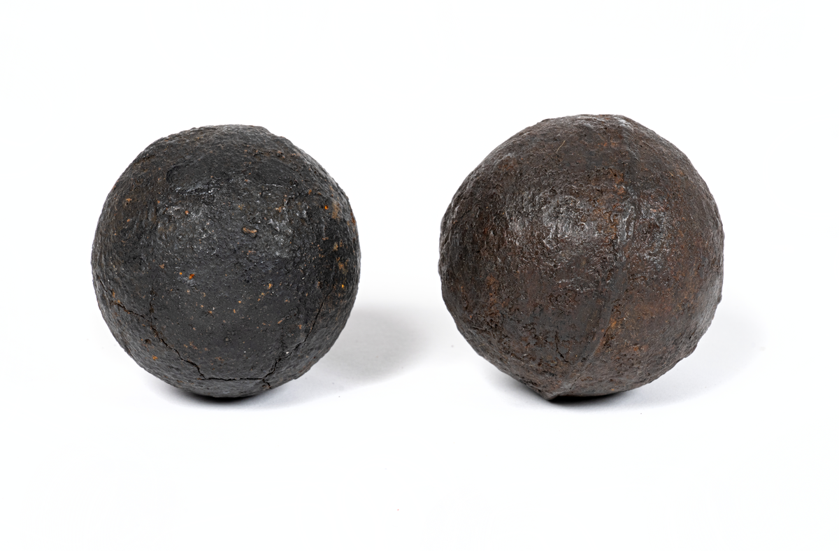 Kanonkula av gjutjärn med gjutskarv. Utrostad.