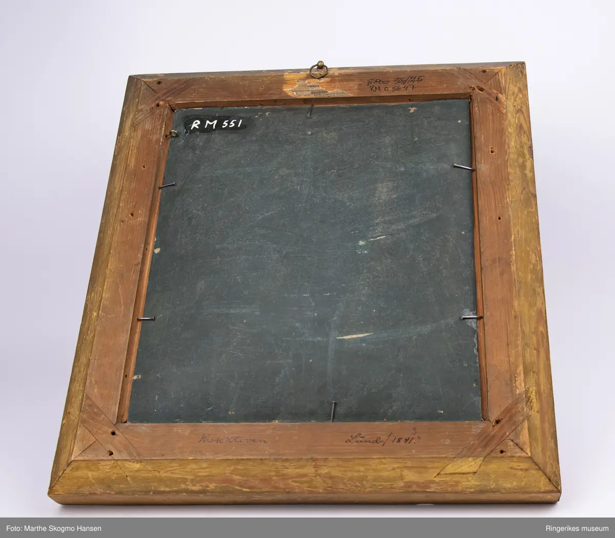Maleri på treplate. Bak på bildet står det skrevet Krokkleven og Lund 1841. Motivet viser åpenbart Krokkleiva, sett mot Steinsfjorden. Maleriet måler 36 X 39 cm. Maleren kan da være Bernt Lund, maler, offiser og ingeniør. Født i Solør 14 juli 1812 og død i Kristiania 30 oktober 1885.