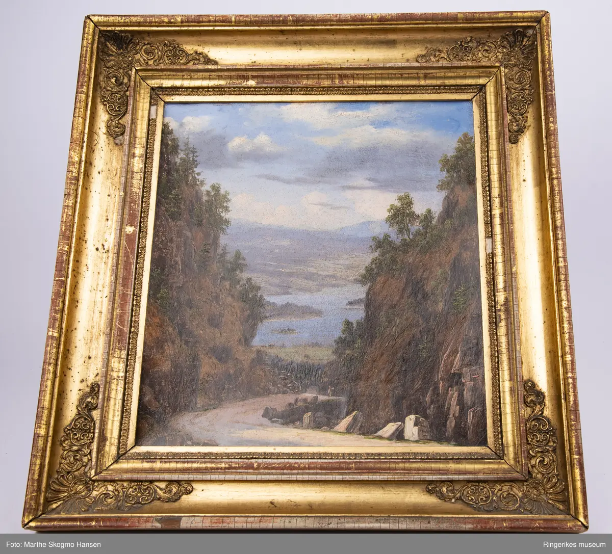 Maleri på treplate. Bak på bildet står det skrevet Krokkleven og Lund 1841. Motivet viser åpenbart Krokkleiva, sett mot Steinsfjorden. Maleriet måler 36 X 39 cm. Maleren kan da være Bernt Lund, maler, offiser og ingeniør. Født i Solør 14 juli 1812 og død i Kristiania 30 oktober 1885.